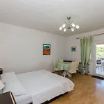Apartments Jakov
